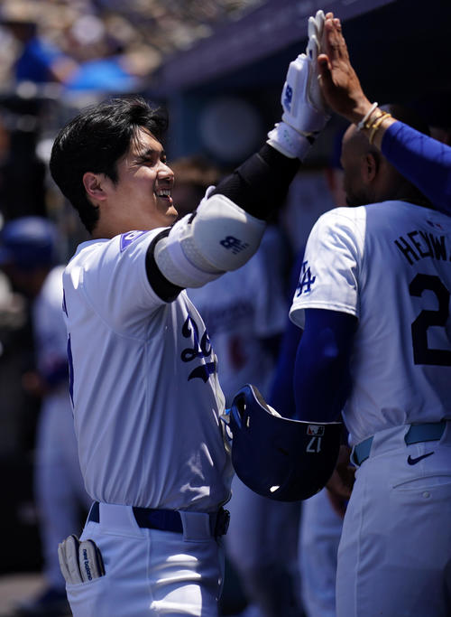 ドジャース対ロイヤルズ 3回裏ドジャース1死、左中間へ本塁打を放ちタッチを交わす大谷(撮影・横山健太)