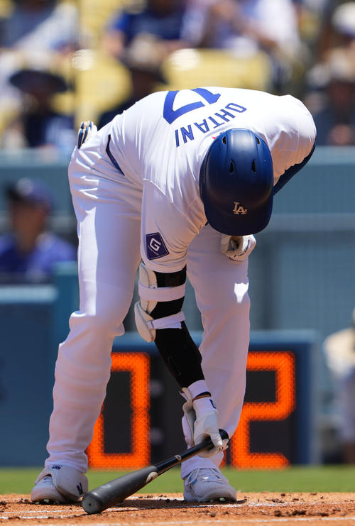 ドジャース対ロイヤルズ 1回裏ドジャース1死、ホームベースからの距離を確認する大谷(撮影・横山健太)