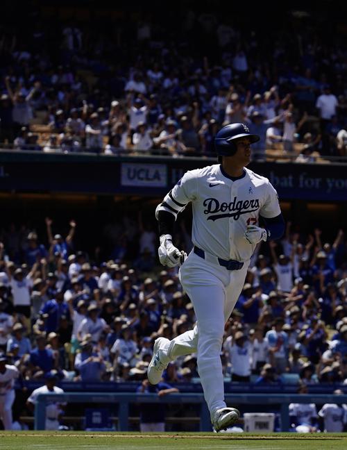 ドジャース対ロイヤルズ 6回裏ドジャース無死、右越え本塁打を放つ大谷(撮影・横山健太)