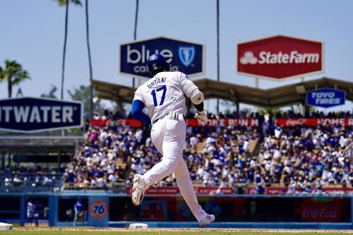 ドジャース対ロイヤルズ 6回裏ドジャース無死、右越え本塁打を放つ大谷(撮影・横山健太)