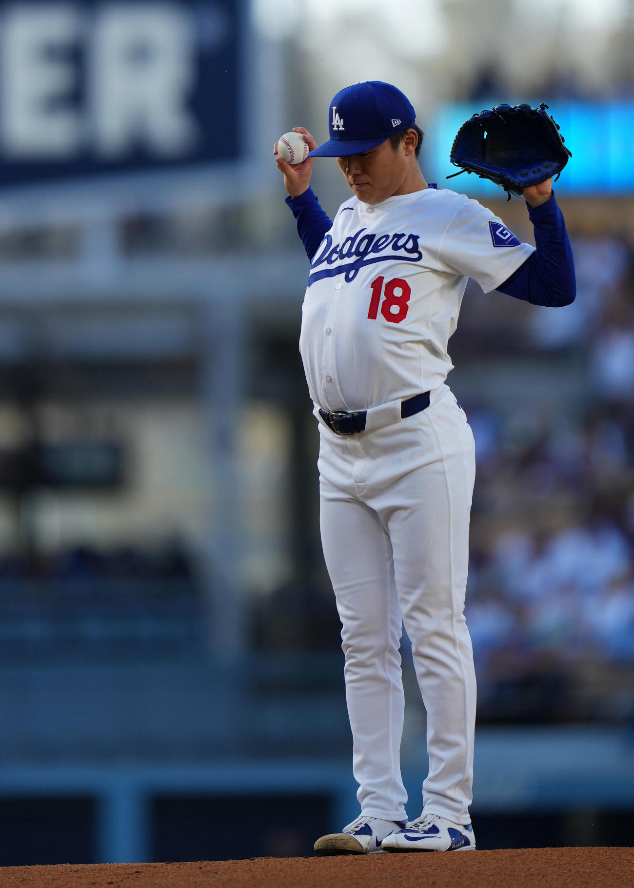 15日のドジャース対ロイヤルズ　マウンド上で何度も背伸びをするドジャース山本（撮影・横山健太）