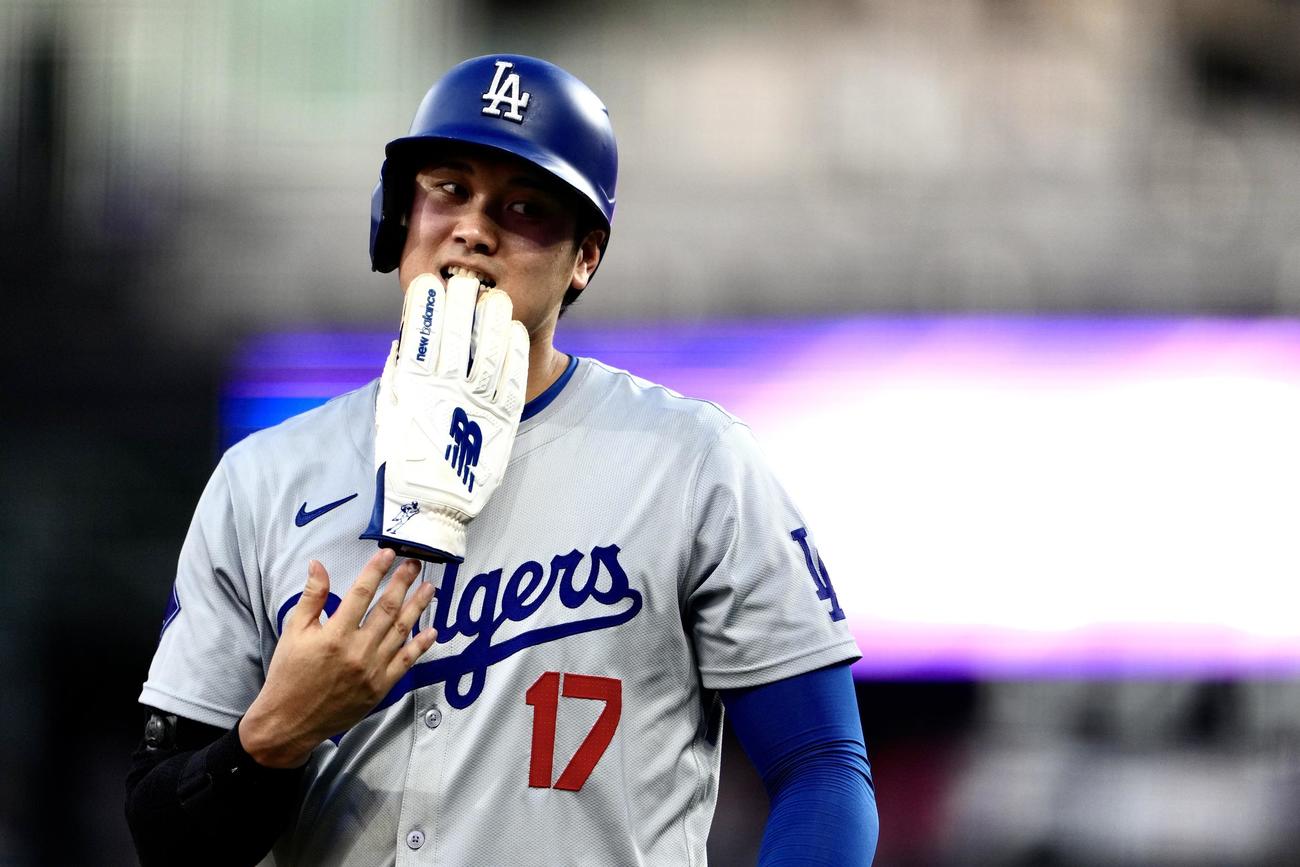 ロッキーズ対ドジャース　6回表を終えベンチへ引きあげるドジャース大谷（撮影・横山健太）