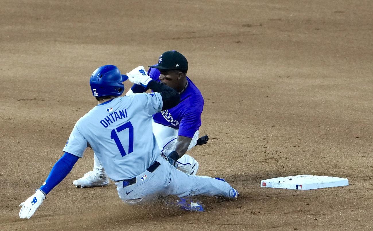 ロッキーズ対ドジャース　8回表ドジャース無死一塁、二盗を決める大谷（撮影・横山健太）