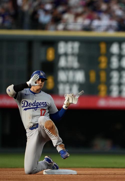 ロッキーズ対ドジャース　4回表ドジャース1死、右中間へ二塁打を放ちポーズを決める大谷（撮影・横山健太）