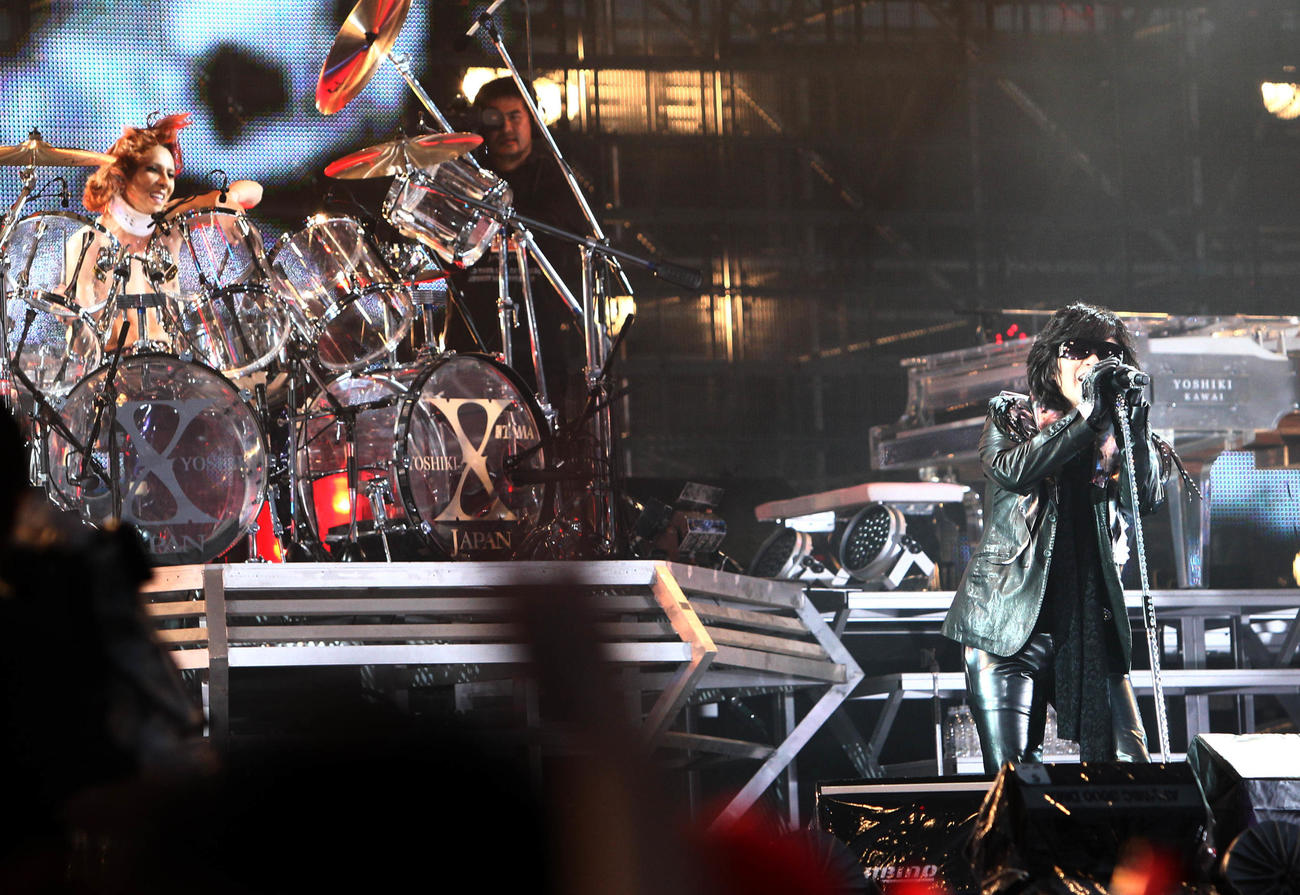 熱唱するX JAPANのToshl（右）と激しいドラムさばきを見せるYOSHIKI（10年8月撮影）