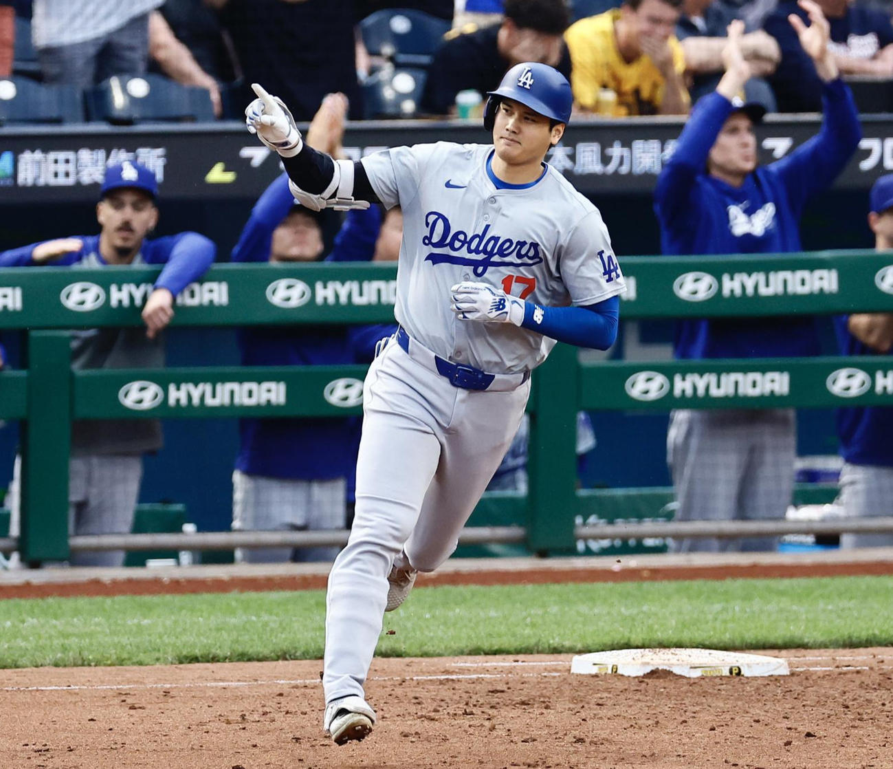 本塁打を放ち一塁を回るドジャース大谷翔平（24年6月5日撮影）
