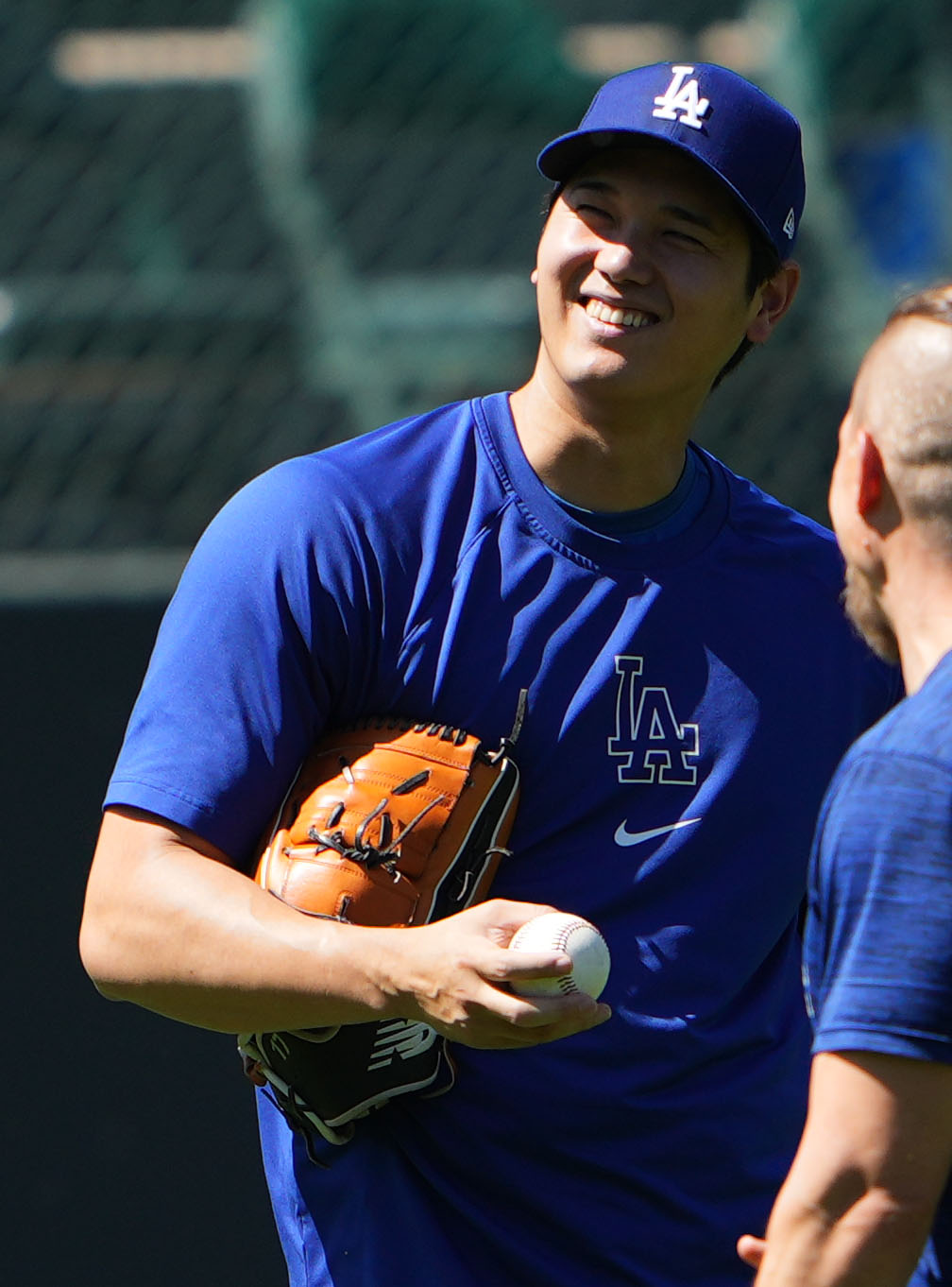 ロッキーズ対ドジャース　キャッチボールで笑顔を見せるドジャース大谷（撮影・横山健太）