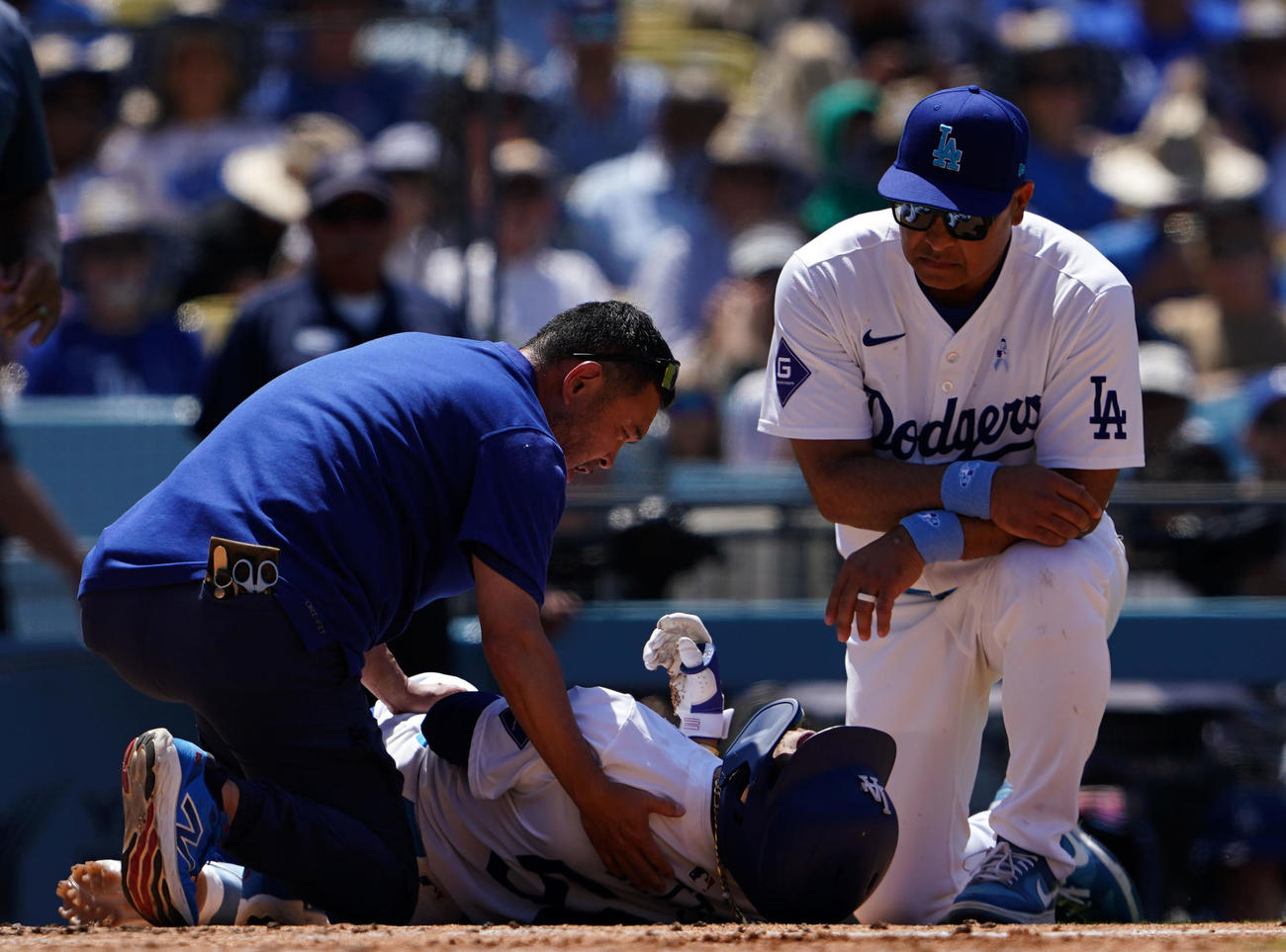 ドジャース対ロイヤルズ　7回裏ドジャース2死一塁、死球を受けたベッツを心配そうに見つめるロバーツ監督（右）（撮影・横山健太）