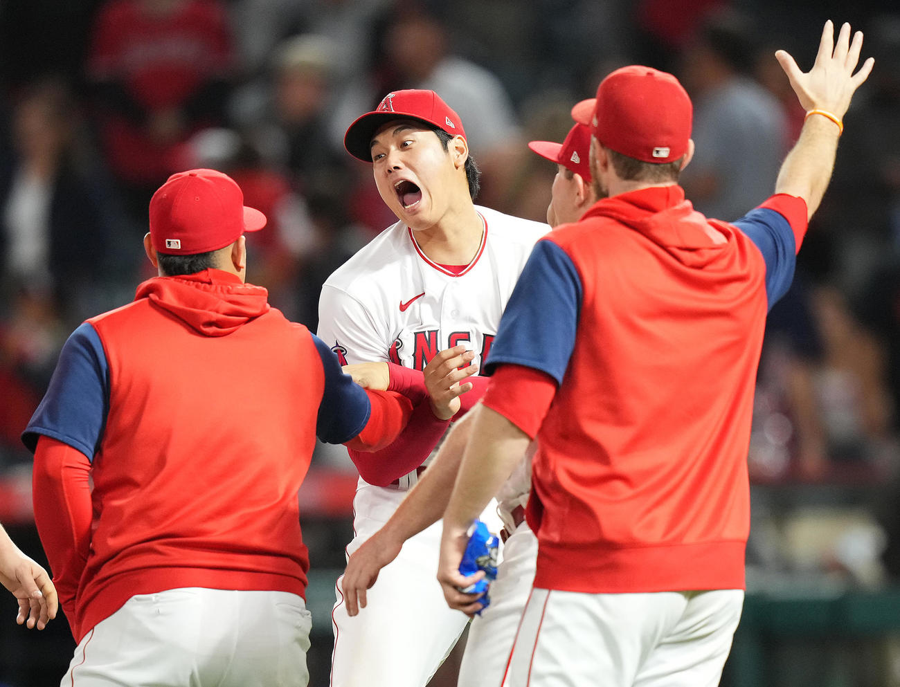 22年9月、ナインを出迎える大谷（中央）は、スアレス（左）におなかを突かれてもん絶する