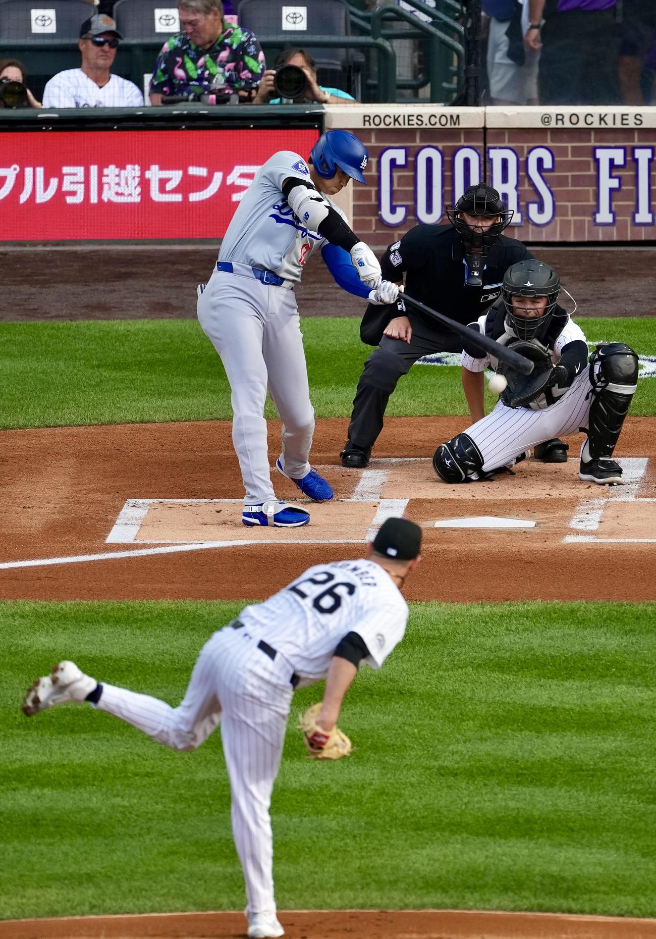 ロッキーズ対ドジャース　1回表ドジャース無死、二ゴロに倒れる大谷。投手ゴンバー（撮影・横山健太）