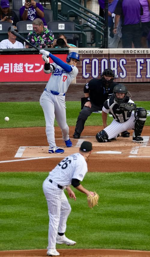 ロッキーズ対ドジャース　1回表ドジャース無死、二ゴロに倒れる大谷。投手ゴンバー（撮影・横山健太）