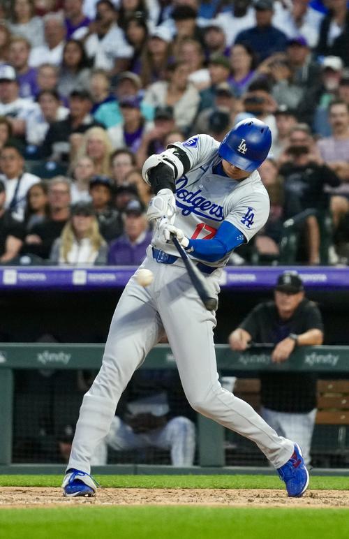 ロッキーズ対ドジャース　7回表ドジャース2死一、二塁、中飛に倒れる大谷（撮影・横山健太）