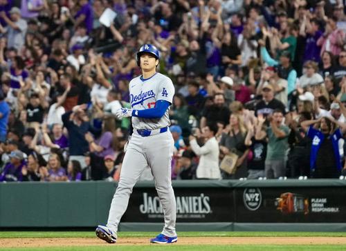 ロッキーズ対ドジャース　7回表ドジャース2死一、二塁、中飛に倒れる大谷（撮影・横山健太）