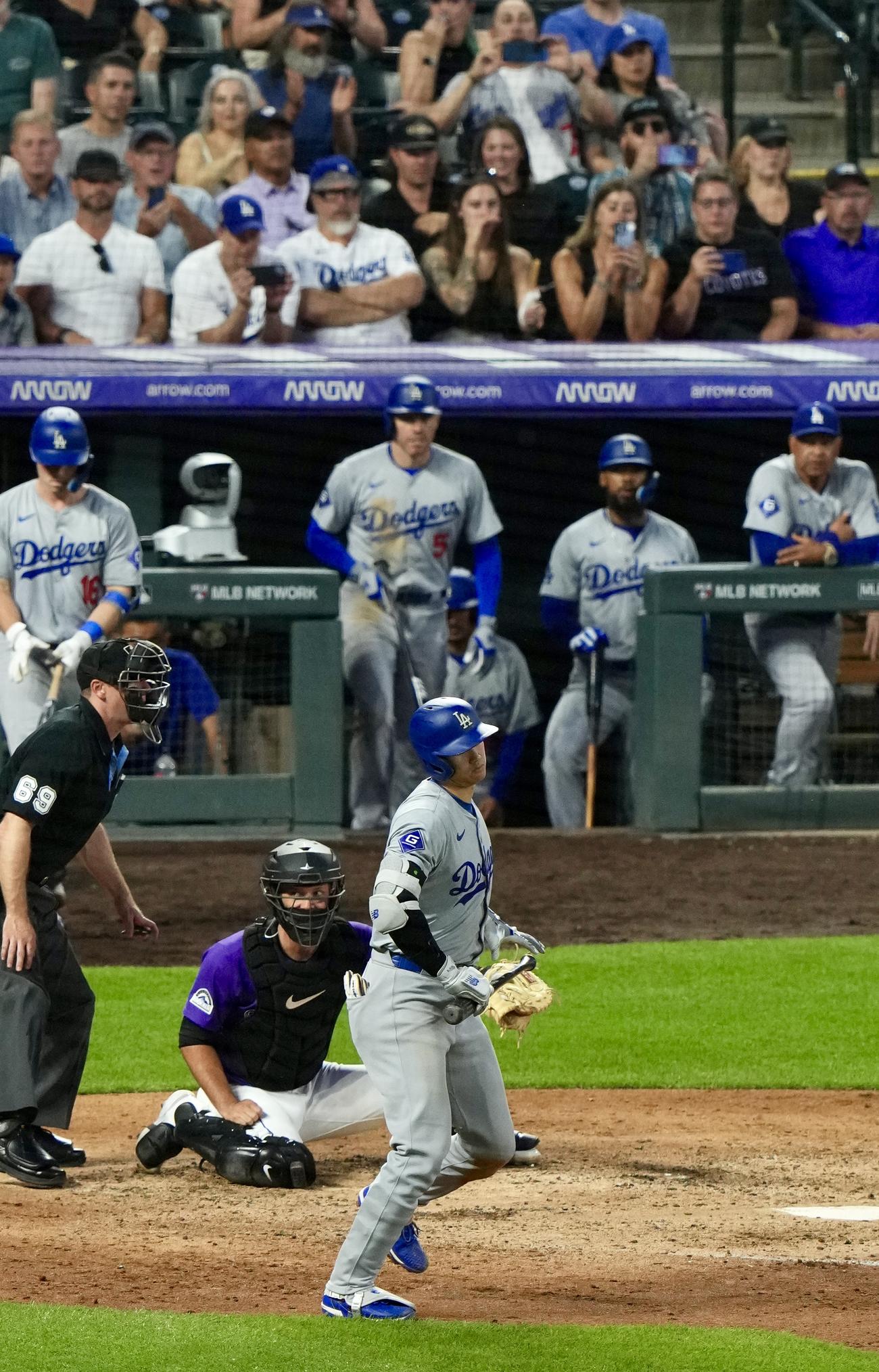 ロッキーズ対ドジャース　8回表ドジャース無死、四球で出塁する大谷（撮影・横山健太）