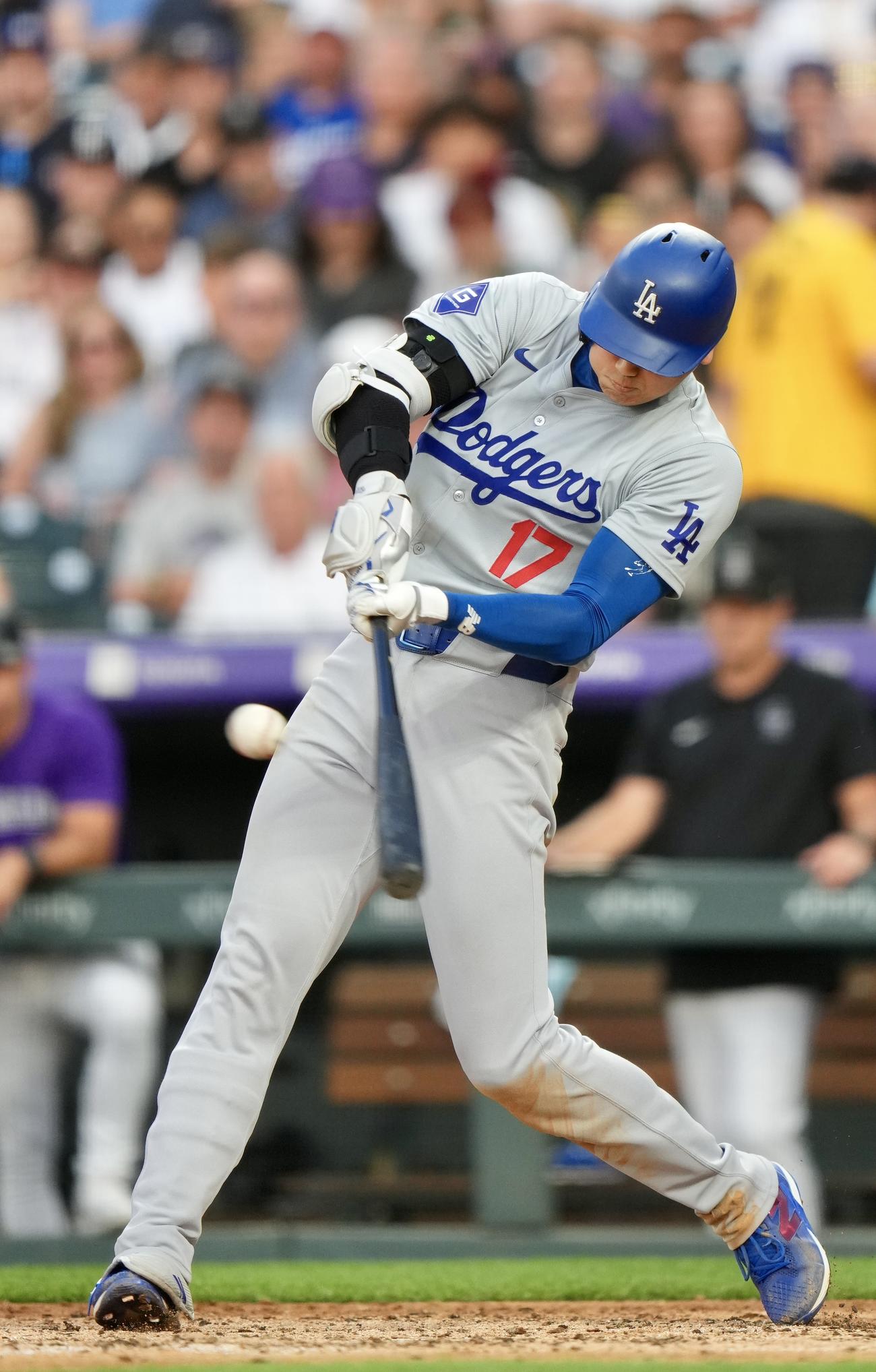 ロッキーズ対ドジャース　6回表ドジャース1死、左翼線へ二塁打を放つ大谷（撮影・横山健太）