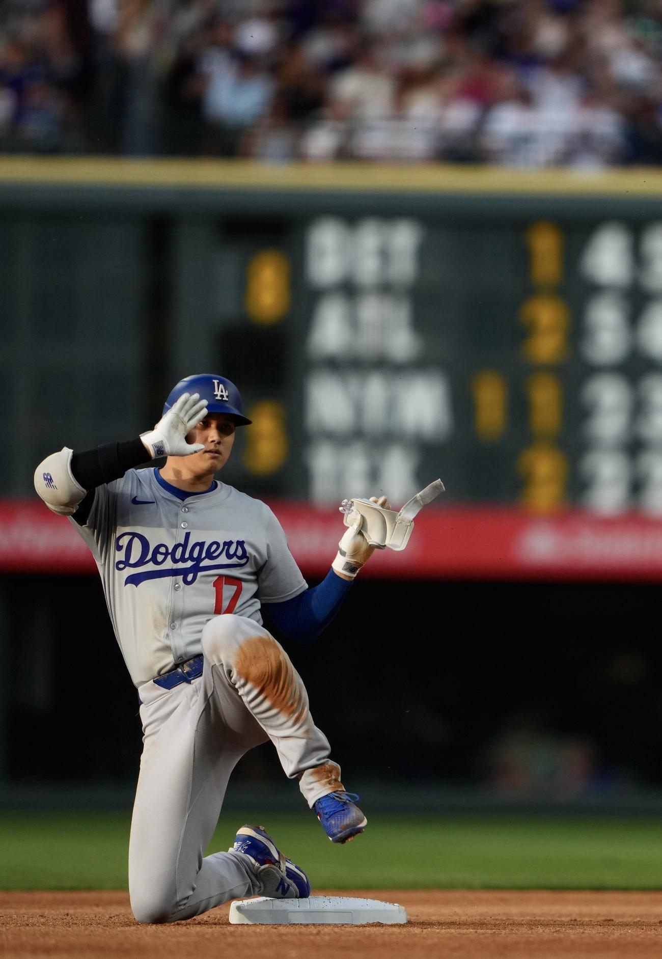 ロッキーズ対ドジャース　4回表ドジャース1死、右中間へ二塁打を放ちポーズを決める大谷（撮影・横山健太）