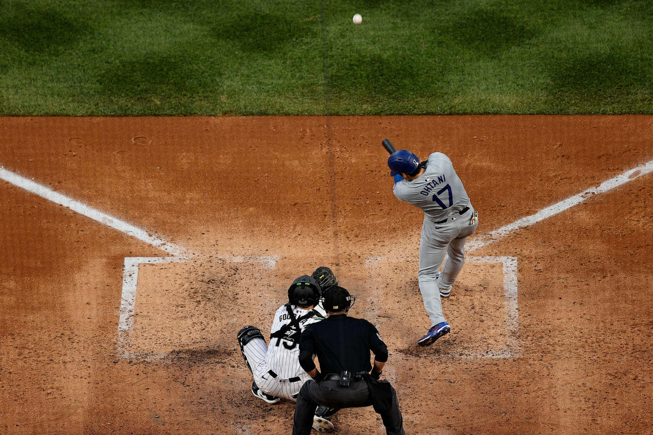 ロッキーズ－ドジャース　6回、中越えへ特大20号を放つ大谷翔平（USA TODAY Sports＝ロイター）