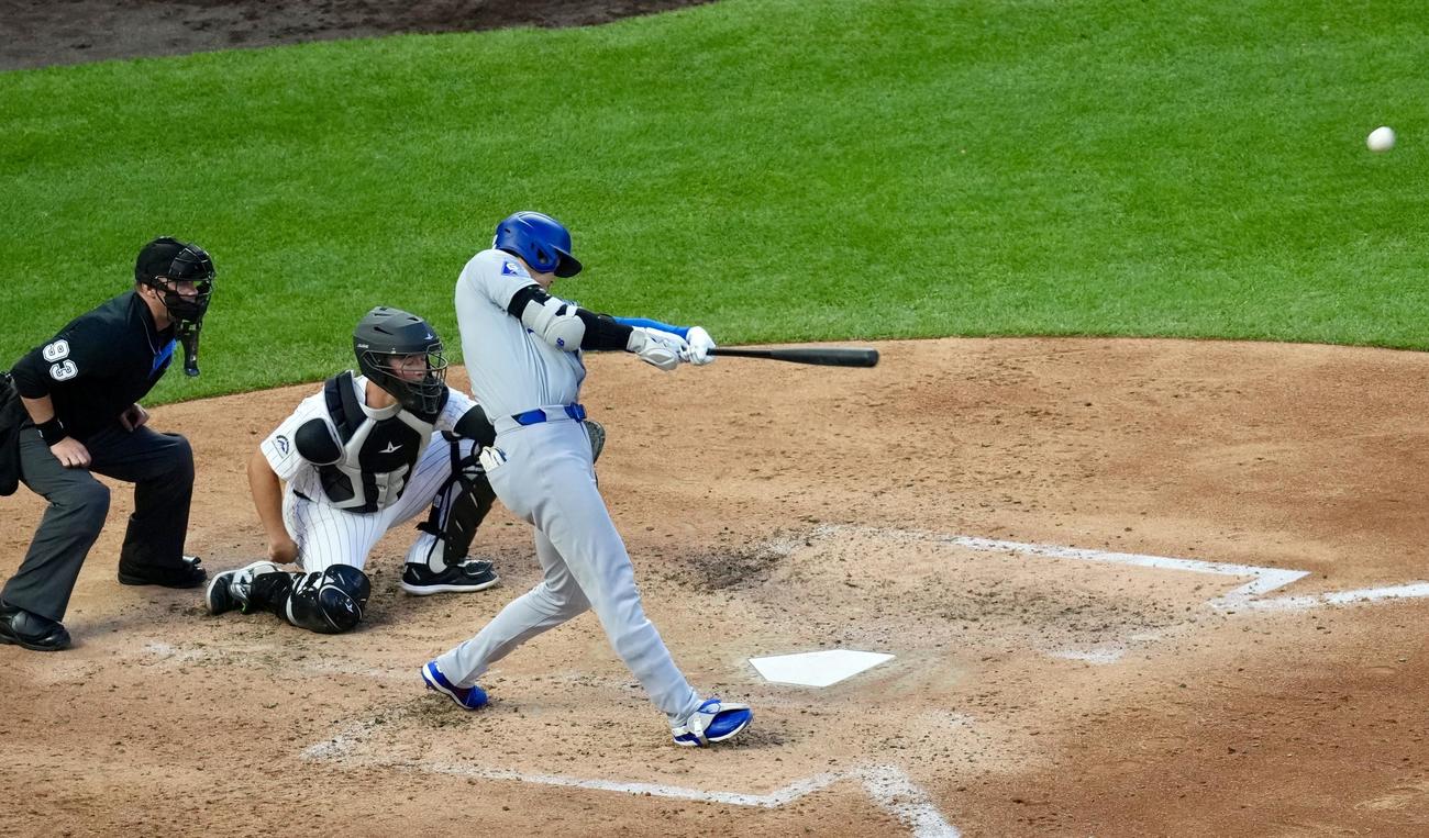 ロッキーズ対ドジャース　6回表ドジャース無死、中越え本塁打を放つ大谷（撮影・横山健太）