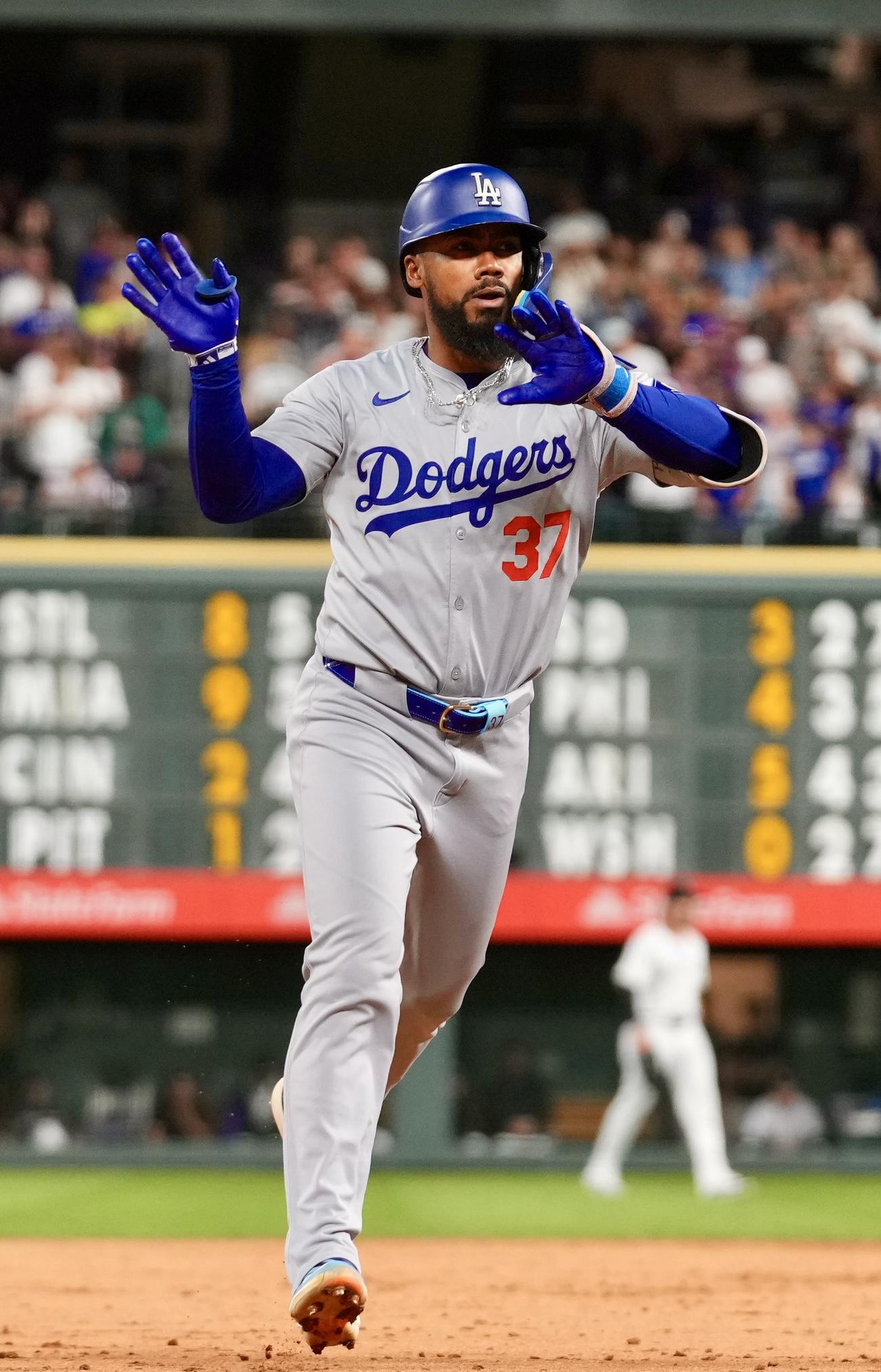 ロッキーズ対ドジャース　9回表ドジャース2死一、二塁、中越え3点本塁打を放つT．ヘルナンデス（撮影・横山健太）