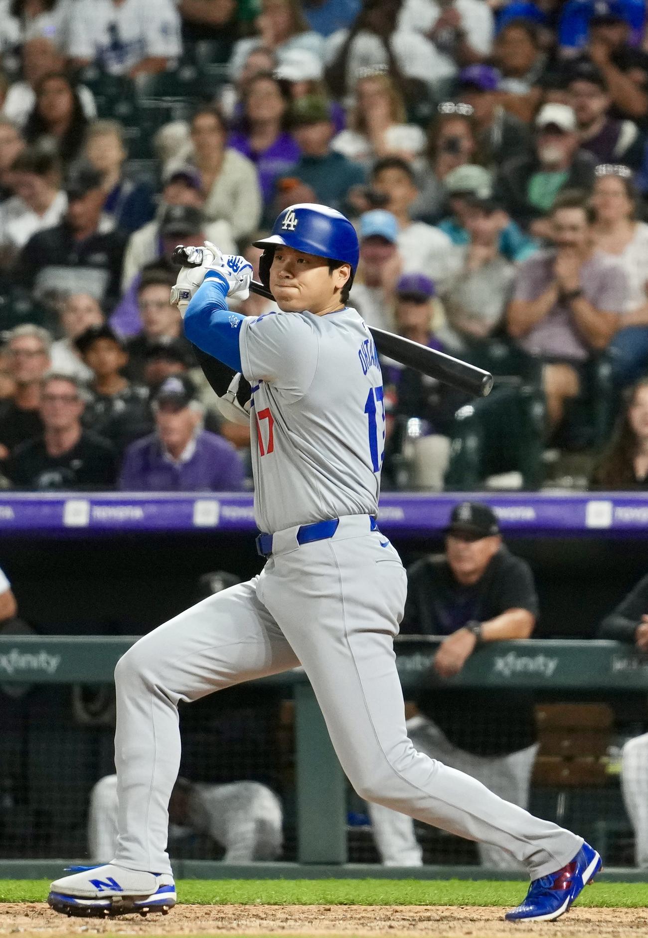 ロッキーズ対ドジャース　9回表ドジャース1死、左前打を放つ大谷（撮影・横山健太）