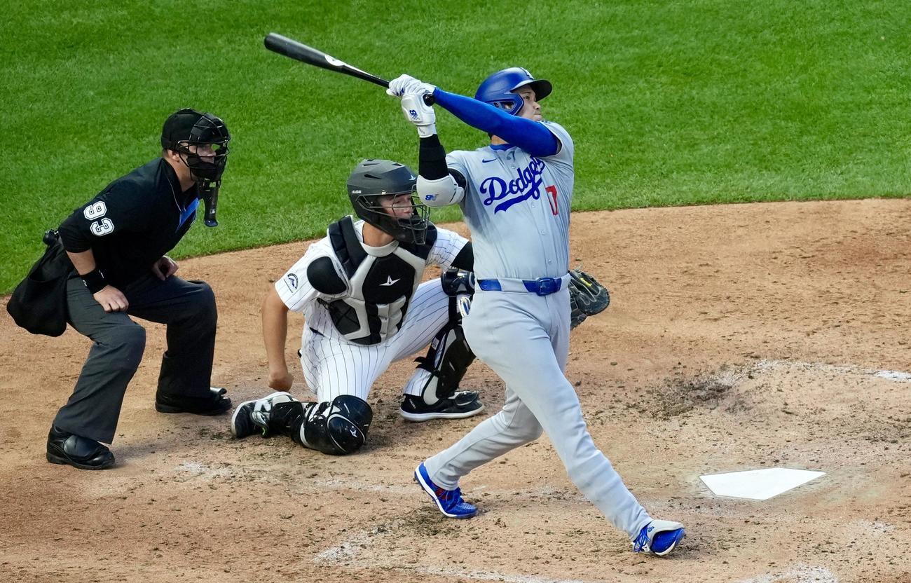 ロッキーズ対ドジャース　6回表ドジャース無死、中越え本塁打を放つ大谷（撮影・横山健太）