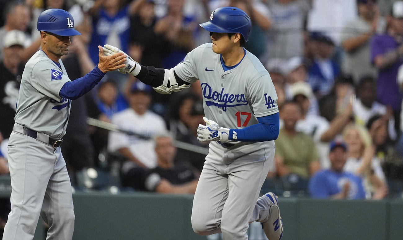 ロッキーズ－ドジャース　6回、中越えへ特大20号を放った大谷翔平は三塁コーチとタッチ（AP）