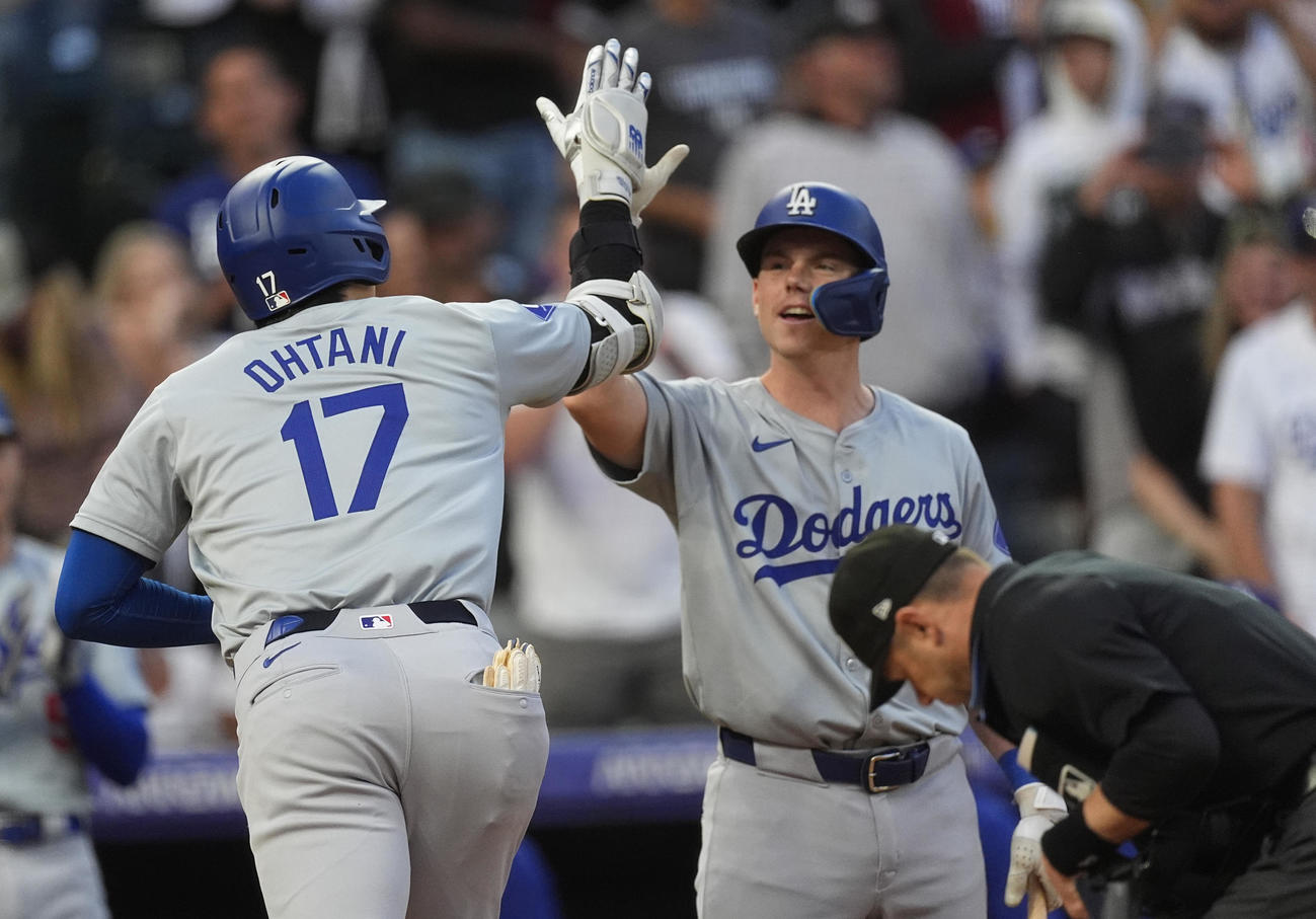ロッキーズ－ドジャース　6回、中越えへ特大20号を放った大谷翔平はスミスとタッチ（AP）