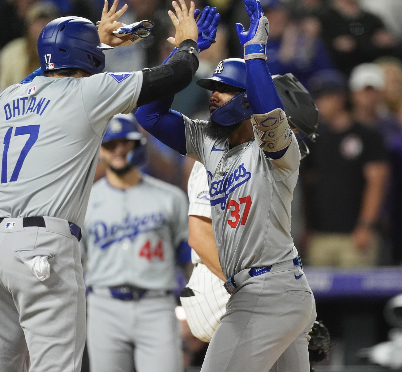 ロッキーズ－ドジャース　9回、逆転3ランを放ったTヘルナンデス（右）を出迎える大谷翔平（AP）