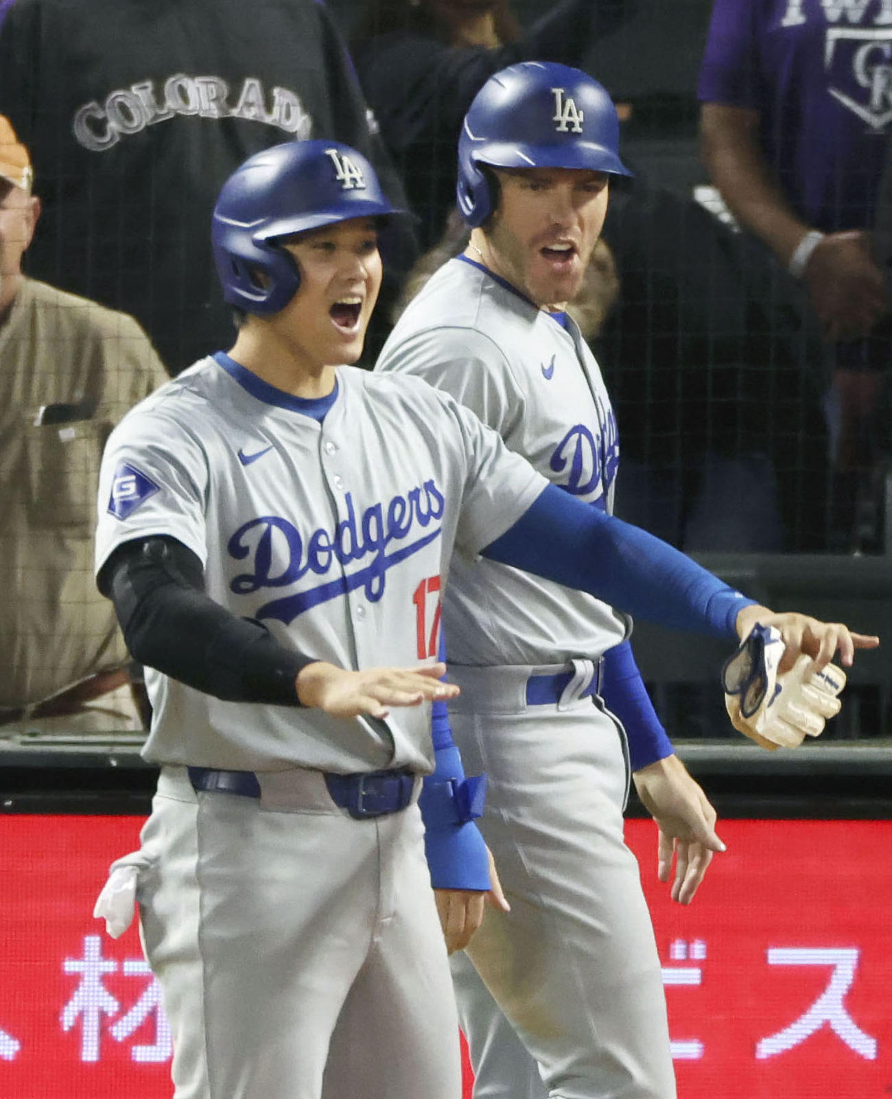 ロッキーズ戦の9回、逆転3ランを放ったT・ヘルナンデスを迎える、生還したドジャース大谷（左）とフリーマン（右）（共同）