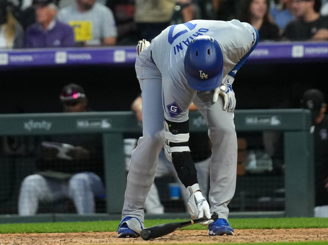 ロッキーズ対ドジャース　バットを使って打席で距離をはかるドジャース大谷（撮影・横山健太）
