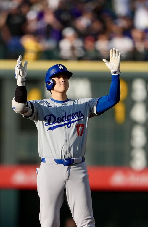ロッキーズ対ドジャース　2回表ドジャース2死満塁、左中間へ3点適時二塁打を放ちポーズを決める大谷（撮影・横山健太）