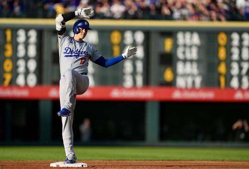 ロッキーズ対ドジャース　2回表ドジャース2死満塁、左中間へ3点適時二塁打を放ちポーズを決める大谷（撮影・横山健太）