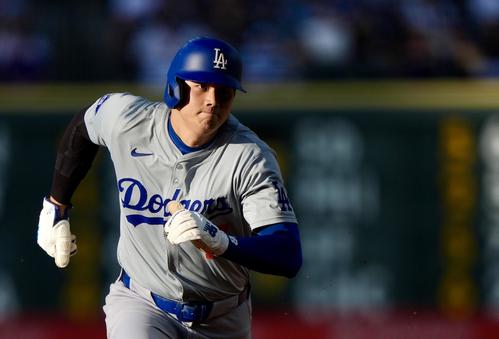 ロッキーズ対ドジャース　2回表ドジャース2死二塁、フリーマンの右前適時打で生還する大谷（撮影・横山健太）