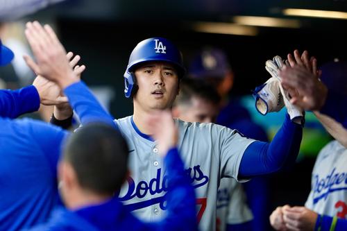 ロッキーズ対ドジャース　2回表ドジャース2死二塁、フリーマンの右前適時打で生還しタッチを交わす大谷（撮影・横山健太）