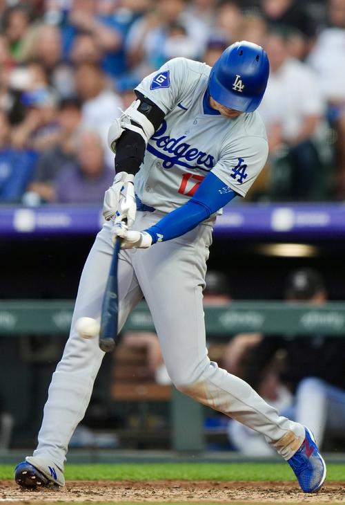 ロッキーズ対ドジャース　6回表ドジャース2死、右前打を放つ大谷（撮影・横山健太）