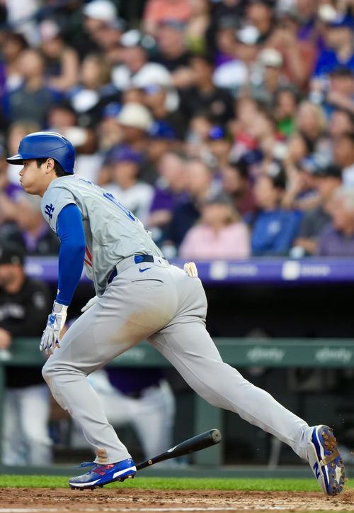 ロッキーズ対ドジャース　6回表ドジャース2死、右前打を放つ大谷（撮影・横山健太）