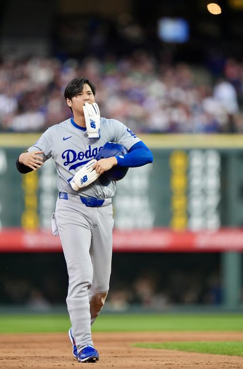 ロッキーズ対ドジャース　6回表を終えベンチへ引きあげるドジャース大谷（撮影・横山健太）