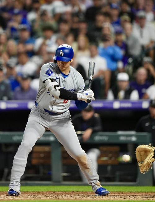 ロッキーズ対ドジャース　8回表ドジャース2死一、二塁、見逃し三振に倒れる大谷（撮影・横山健太）