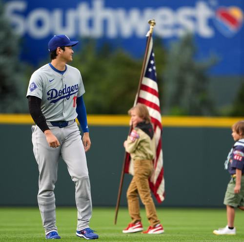 ロッキーズ対ドジャース　試合前、子供たちを見て笑顔になるドジャース大谷（撮影・横山健太）