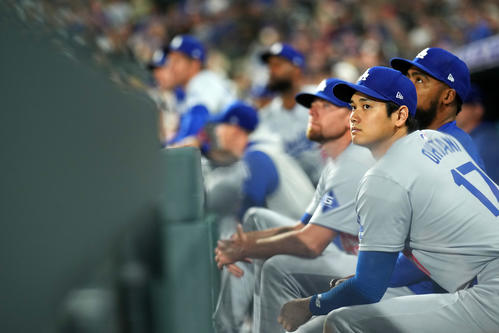 ロッキーズ対ドジャース　9回裏ロッキーズ1死一、三塁、ドイルがサヨナラとなる中犠飛を放ち打球を見つめる大谷らドジャースナイン（撮影・横山健太）