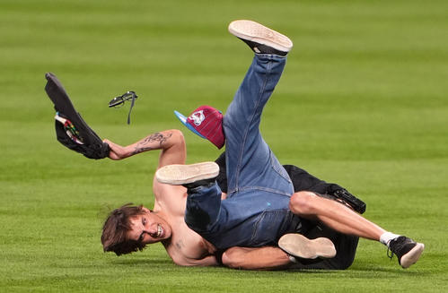 ロッキーズ対ドジャース　試合後、グラウンドに侵入し取り押さえられるファン（撮影・横山健太）