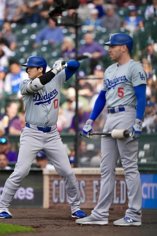 ロッキーズ対ドジャース　試合に臨むドジャース大谷とフリーマン（右）の1、2番コンビ（撮影・横山健太）