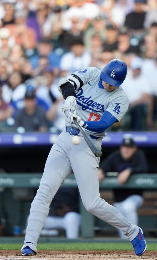 ロッキーズ対ドジャース　2回表ドジャース2死満塁、左中間へ3点適時二塁打を放つ大谷（撮影・横山健太）