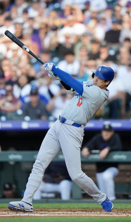 ロッキーズ対ドジャース　2回表ドジャース2死満塁、左中間へ3点適時二塁打を放つ大谷（撮影・横山健太）