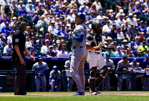 ロッキーズ対ドジャース　2回表ドジャース2死一塁、四球で出塁する大谷（撮影・横山健太）
