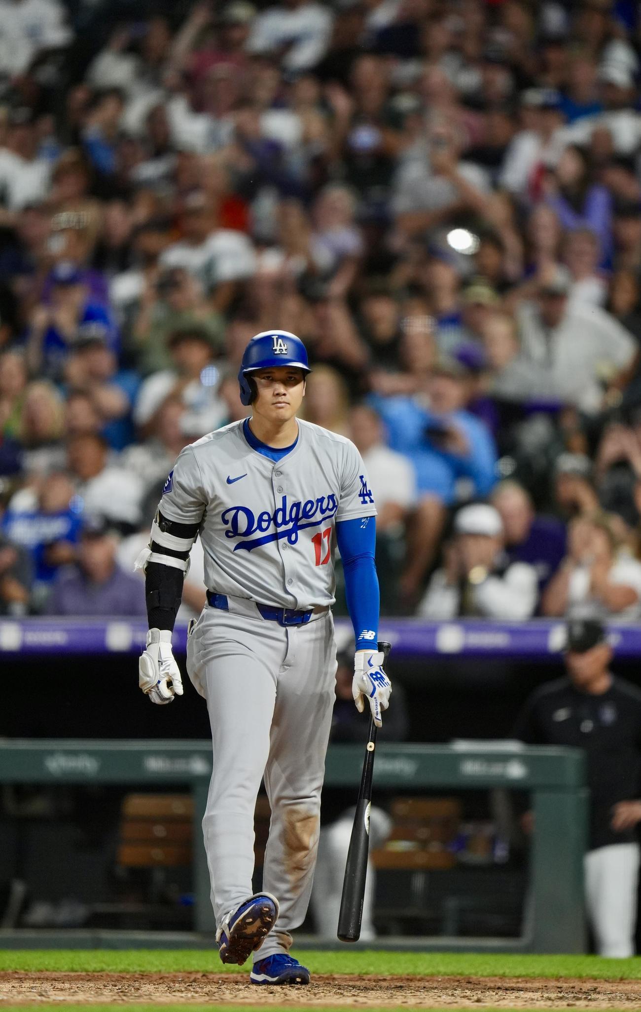 ロッキーズ対ドジャース　8回表ドジャース2死一、二塁、見逃し三振に倒れる大谷（撮影・横山健太）