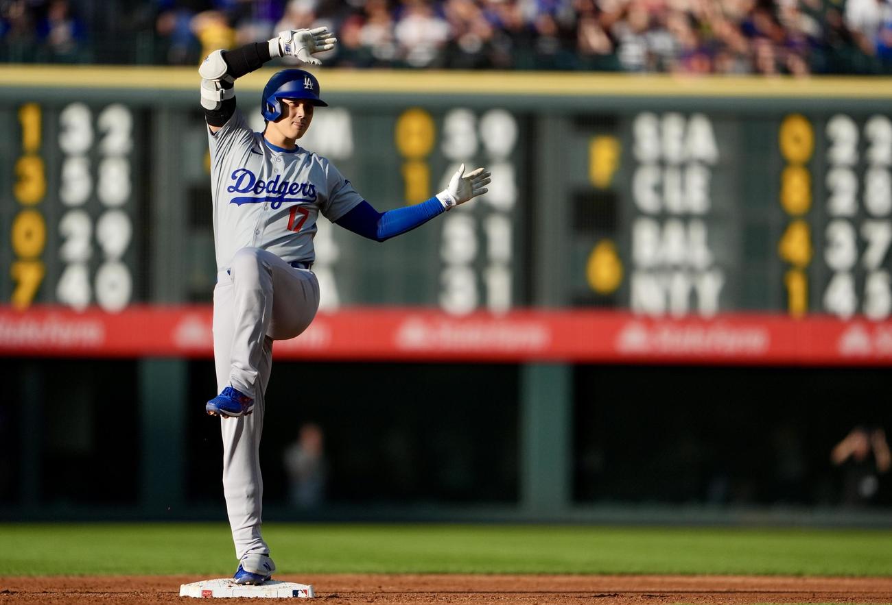 ロッキーズ対ドジャース　2回表ドジャース2死満塁、左中間へ3点適時二塁打を放ちポーズを決める大谷（撮影・横山健太）