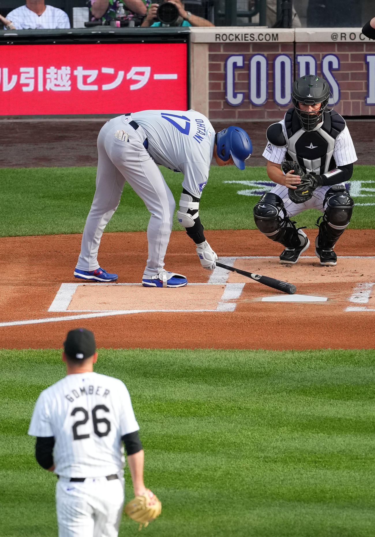 24年6月18日　ロッキーズ対ドジャース　バットを使って打席で距離をはかるドジャース大谷（撮影・横山健太）