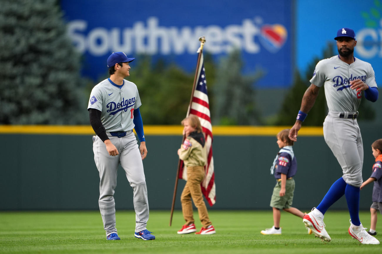 ロッキーズ対ドジャース　試合前、子供たちを見て笑顔になるドジャース大谷（撮影・横山健太）