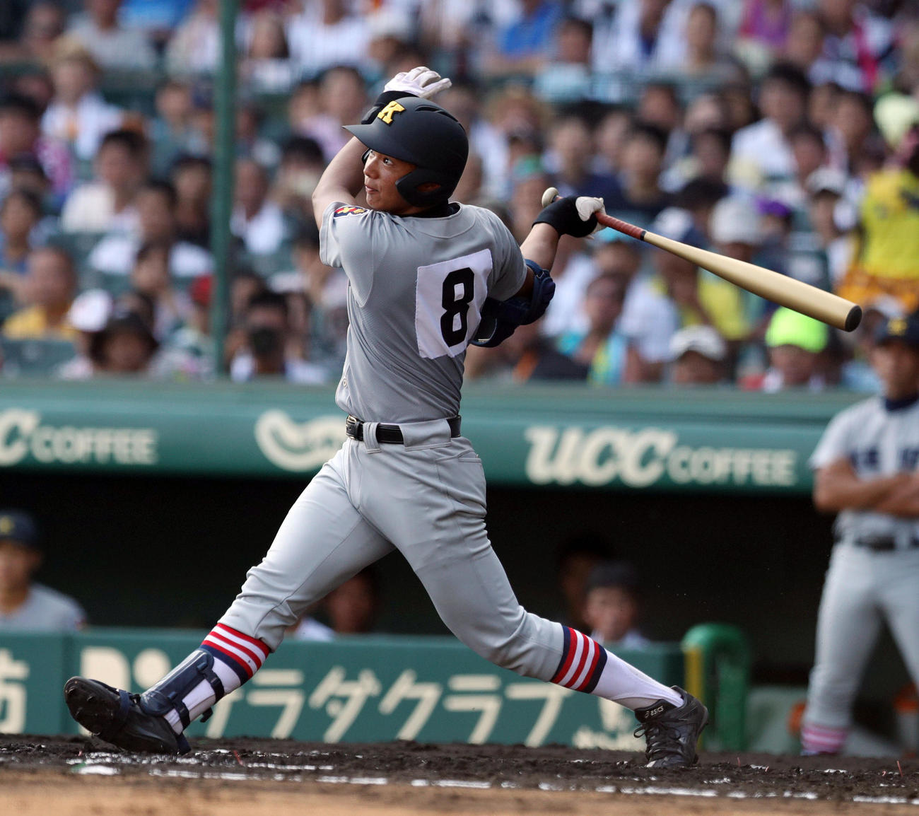 全国高校野球の第100回記念大会の1回戦、慶応対中越戦の1回裏慶応2死二、三塁で中前適時打を放つ根岸辰昇（2018年8月5日）